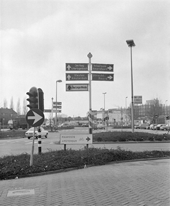 857445 Afbeelding van een wegwijzer op de kruising van de Vleutenseweg en de Thomas à Kempisweg te Utrecht.
